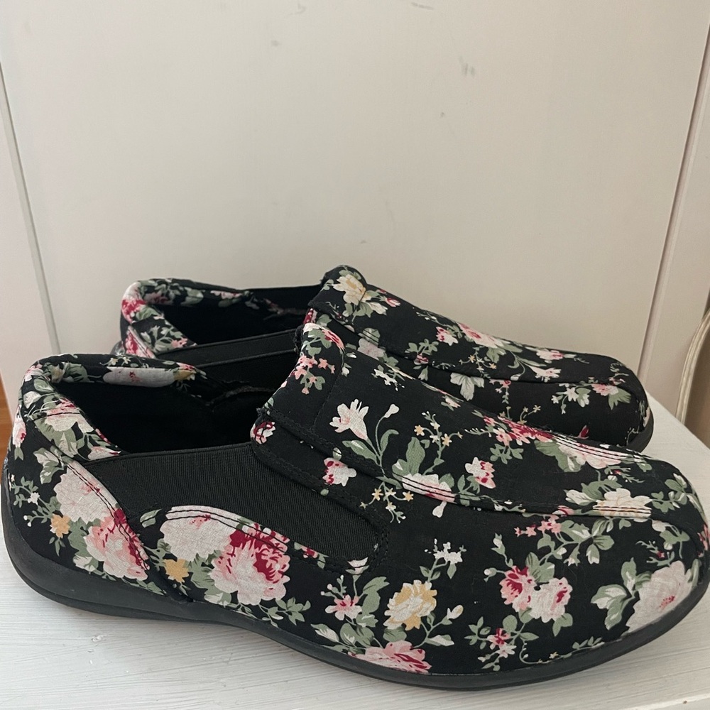 Comfort -Well by Beacon Black and Floral Slip-On‎ Shoes 9WW